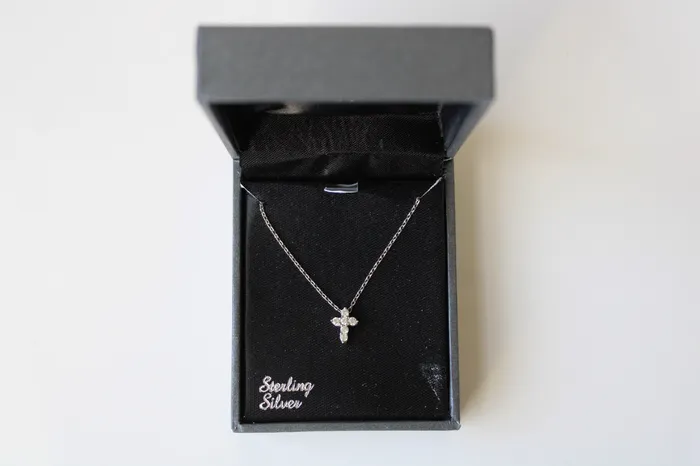 Necklaces DiamondLuxe DiamondLuxe 925 Sterling Silver Cross Necklace
