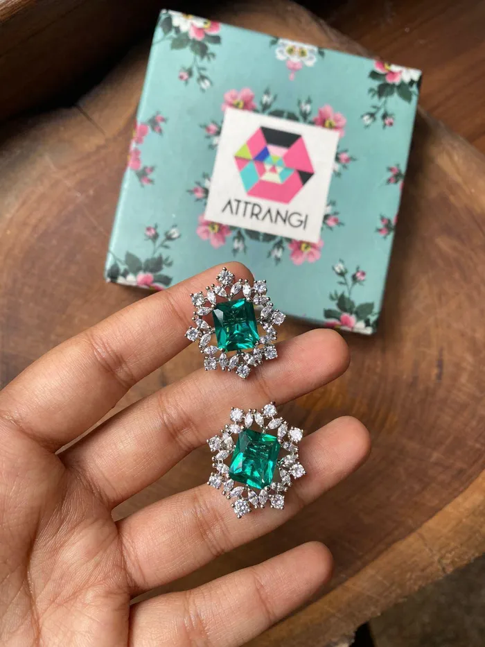 Attrangi Earrings Sparkling Snowflake Studs