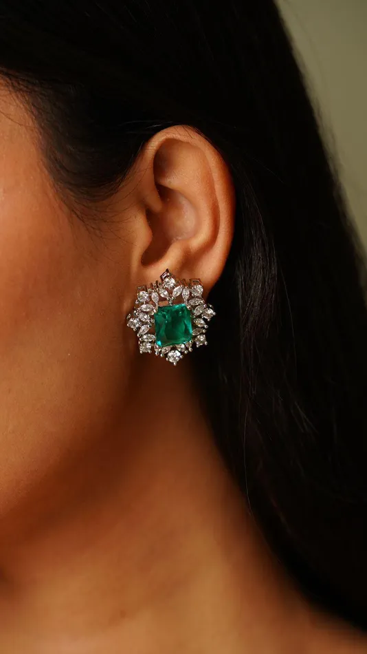 Attrangi Earrings Sparkling Snowflake Studs