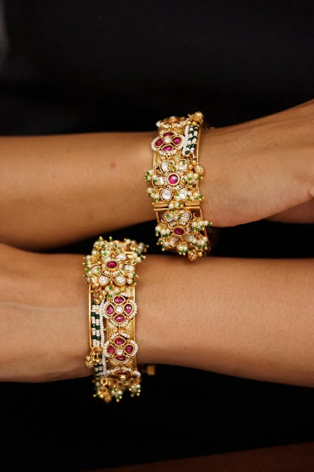attrangi Umisha Openable Gold Kada Sone Pe Suhaga Collection PreStyled Sets attrangi Umisha Openable Gold Kada Sone Pe Suhaga Collection PreStyled Sets