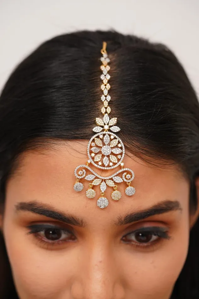 Earrings attrangi Rashmi Diamond Maangtikka