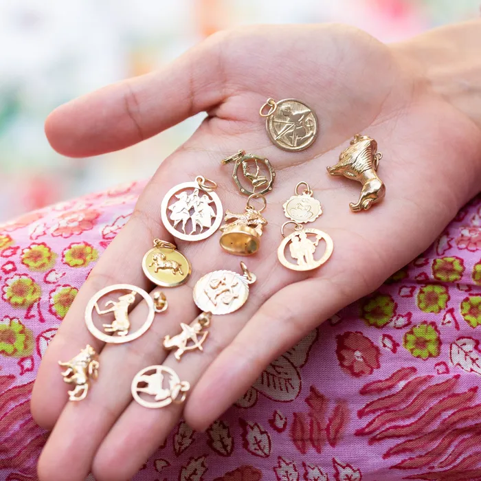 Earrings Vintage English Leo 9k Gold Lion Zodiac Charm