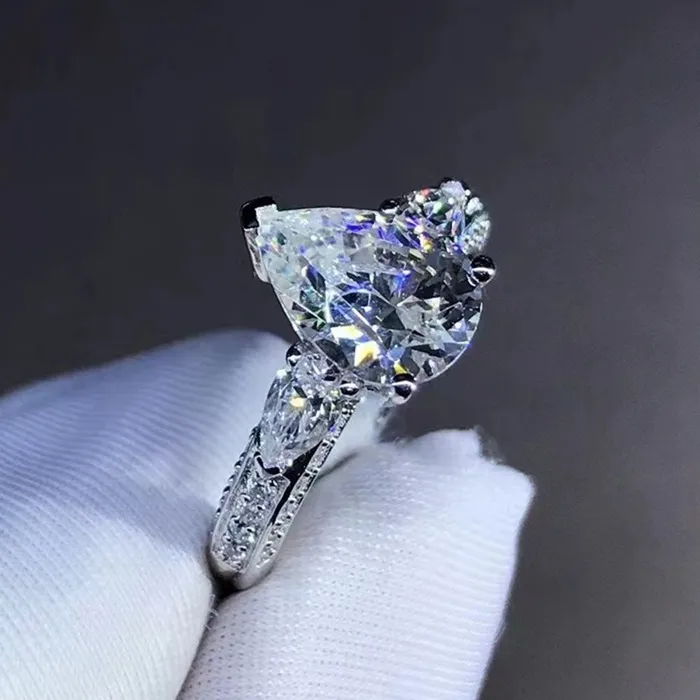 Leyloon Jewelry 2 Carat Pear Cut Moissanite Ring Three Stones Basket Beadset VVS KM Colorless Rings