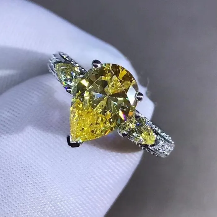 Leyloon Jewelry 2 Carat Pear Cut Moissanite Ring Three Stones Basket Beadset VVS KM Colorless Rings