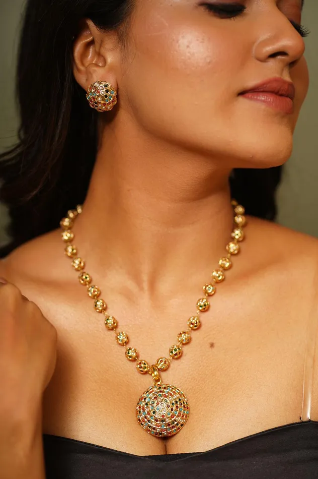 Necklaces Attrangi Sona Moti Pendant Set with Studs