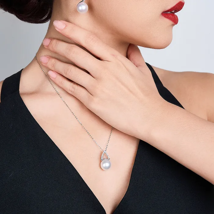Pearly Lustre 18K Solid Gold Diamond Australian White Saltwater Pearl Necklace KN00239 Necklaces