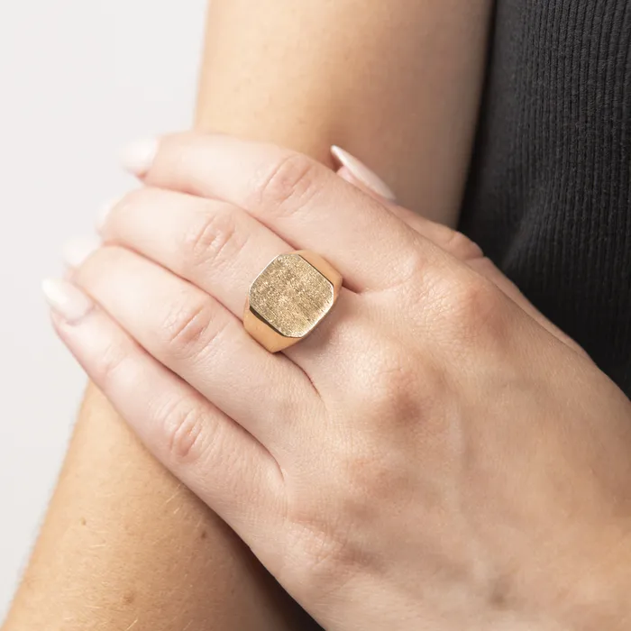STORE 5a Rings PreOwned Signet Ring