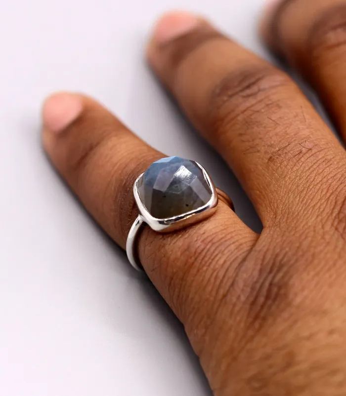 TRIBAL ORNAMENTS Rings 925 S STERLING SILVER FABULOUS BLUE FIRE LABRADORITE STONE UNISEX BAND RING sr93