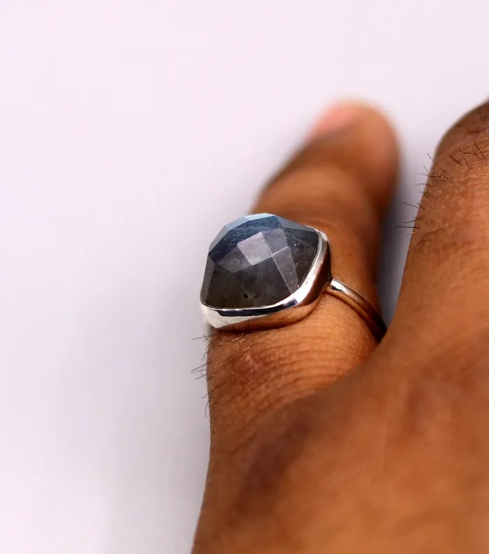 TRIBAL ORNAMENTS Rings 925 S STERLING SILVER FABULOUS BLUE FIRE LABRADORITE STONE UNISEX BAND RING sr93